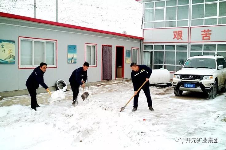 人間四月芳菲盡，山中春雪還復(fù)來