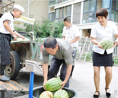 買下一整車西瓜，讓瓜農(nóng)早點(diǎn)回家